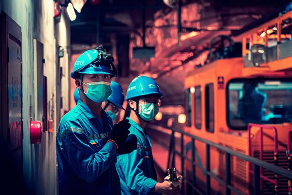 成都地铁工作人员工作场景 供图 成都轨道集团国际在线四川消息:为