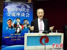 台湾新党主席郁慕明在厦门与大陆网友互动
