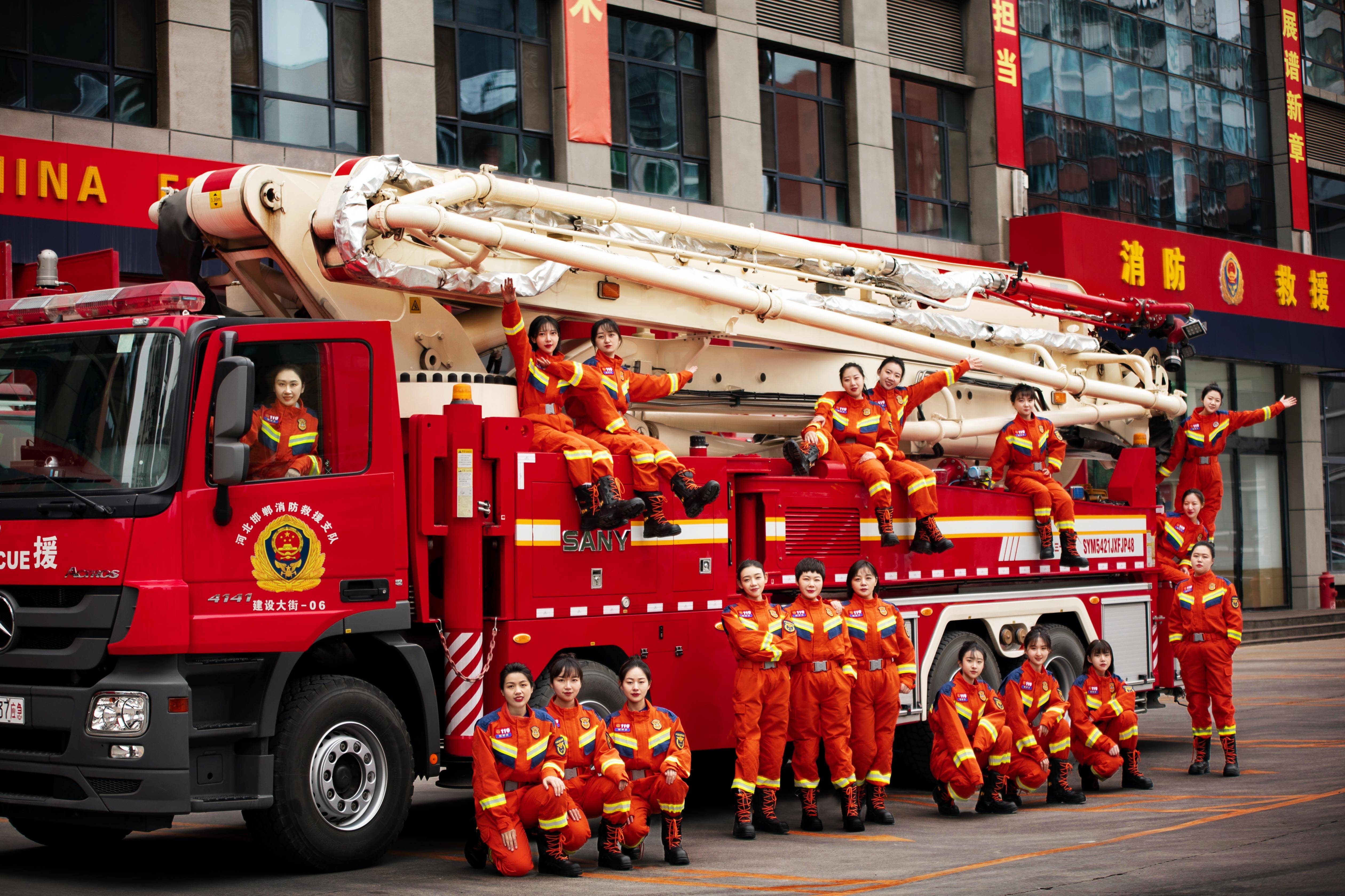 “三八”節｜這組美女消防員寫真，向這份“藍”告白！