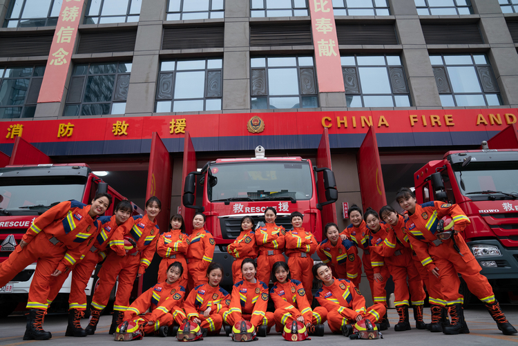 “三八”節｜這組美女消防員寫真，向這份“藍”告白！