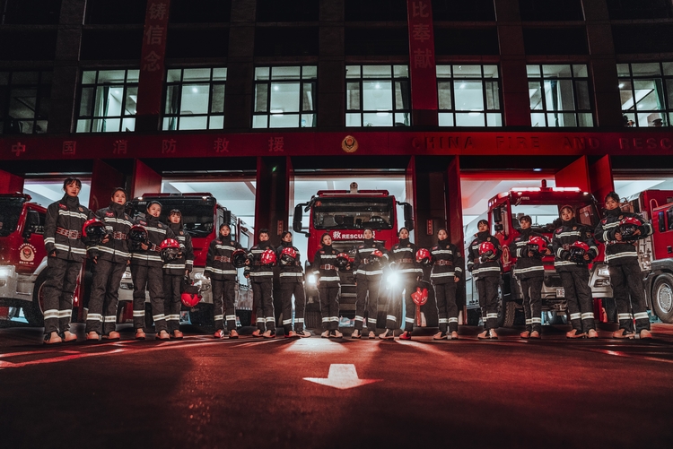 “三八”節｜這組美女消防員寫真，向這份“藍”告白！