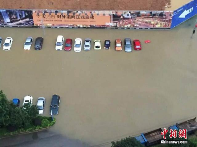 广西柳州遭暴雨侵袭 全城多路段内涝