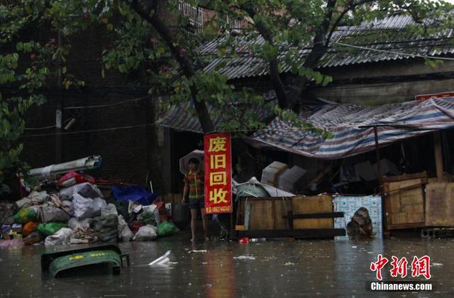 广西柳州遭暴雨侵袭 全城多路段内涝
