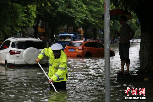 广西柳州遭暴雨侵袭 全城多路段内涝