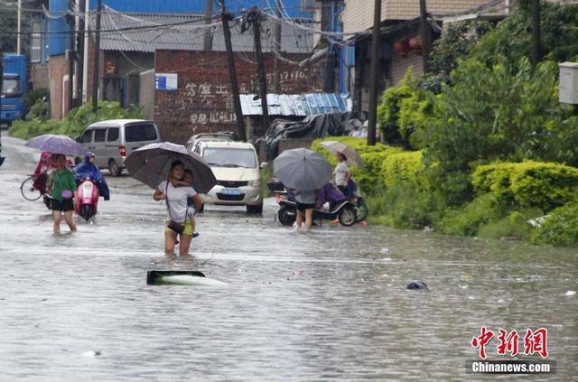 广西柳州遭暴雨侵袭 全城多路段内涝