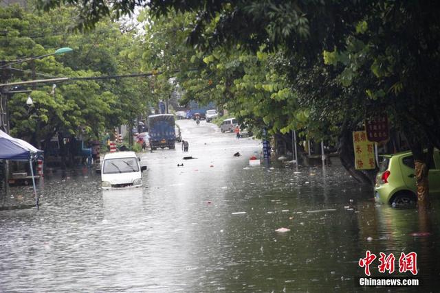 广西柳州遭暴雨侵袭 全城多路段内涝
