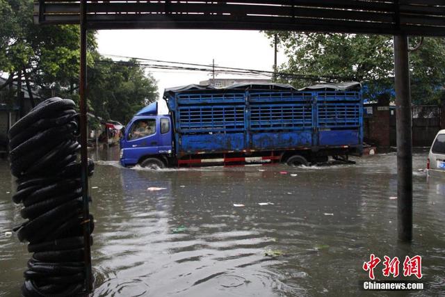广西柳州遭暴雨侵袭 全城多路段内涝