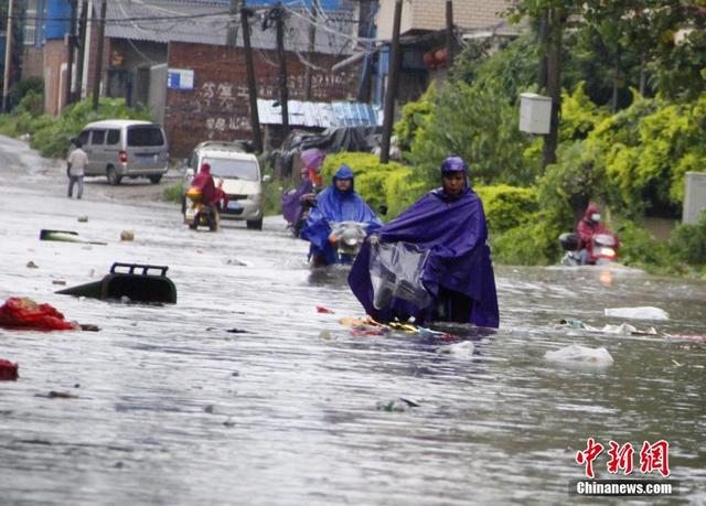 广西柳州遭暴雨侵袭 全城多路段内涝