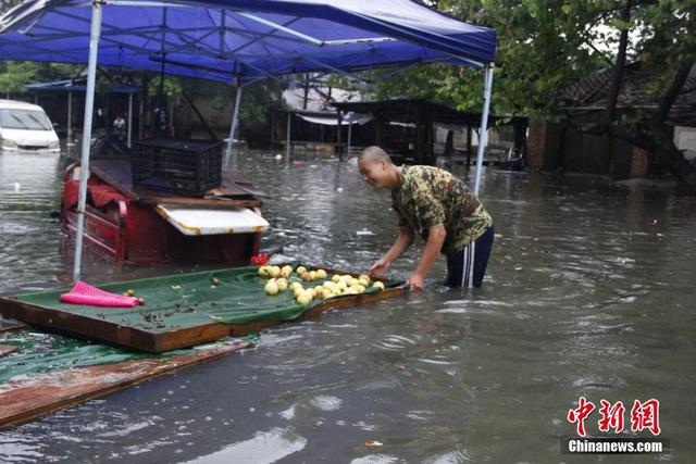 广西柳州遭暴雨侵袭 全城多路段内涝