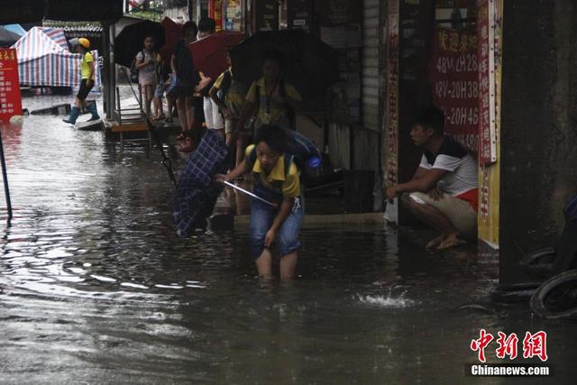 广西柳州遭暴雨侵袭 全城多路段内涝