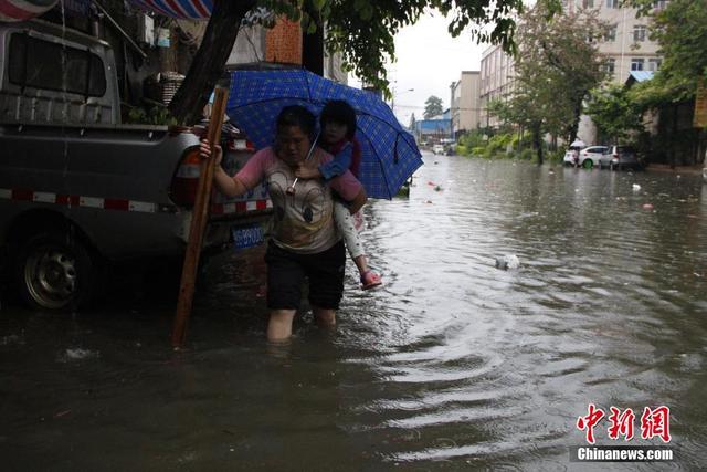 广西柳州遭暴雨侵袭 全城多路段内涝