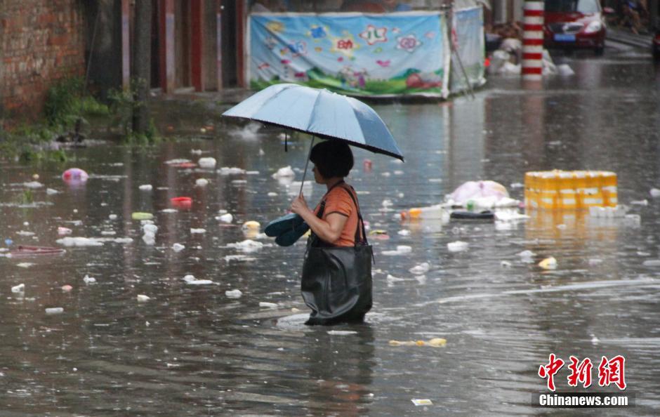广西柳州暴雨街道成河 汽车被淹