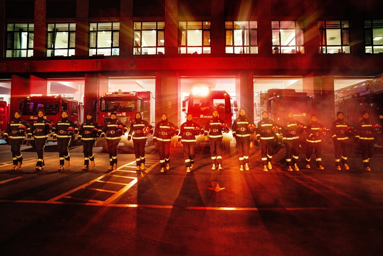 “三八”節｜這組美女消防員寫真，向這份“藍”告白！