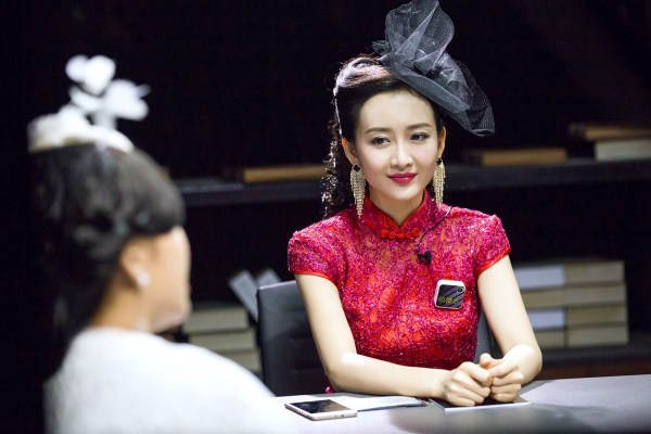 王鸥《大侦探》演姨太风情万种 大张伟玩笑告白