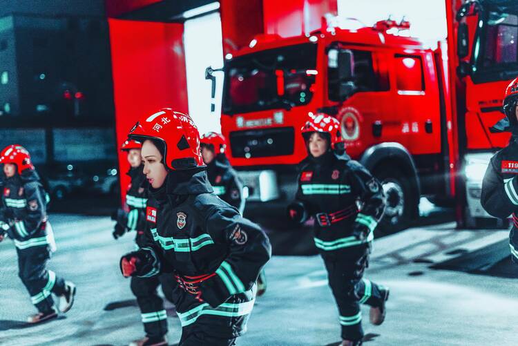 “三八”節｜這組美女消防員寫真，向這份“藍”告白！