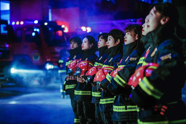 “三八”節｜這組美女消防員寫真，向這份“藍”告白！