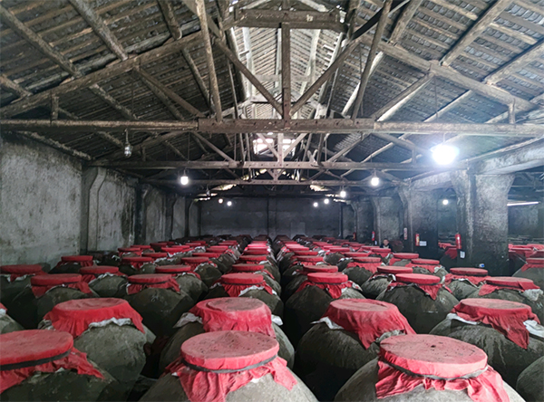 眉山洪雅：发展“高庙白酒”产业 塑造地理标志证明商标品牌_fororder_正在酿造的白酒-摄影-余静