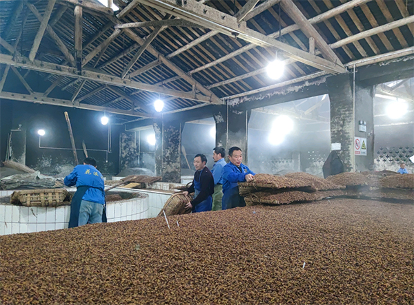 眉山洪雅：发展“高庙白酒”产业 塑造地理标志证明商标品牌_fororder_工人们正在工作-摄影-余静