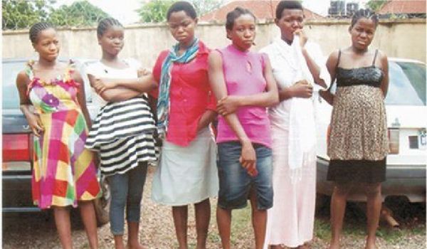尼日利亚"婴儿工厂":孕妇黑市上卖孩子 男比女贵