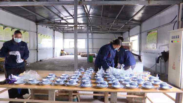 麦地卡易地搬迁群众实现就近就业