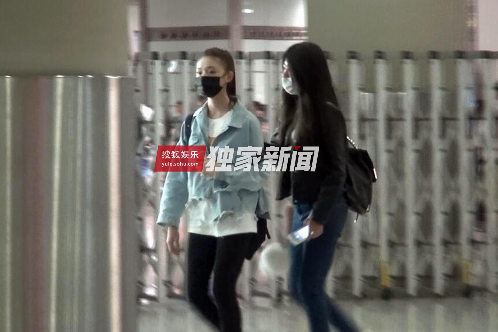 独家：林允深夜回京 与粉丝签名合影显亲民