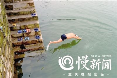 【重庆会客厅　图文】独腿泳者 14年横渡嘉陵江