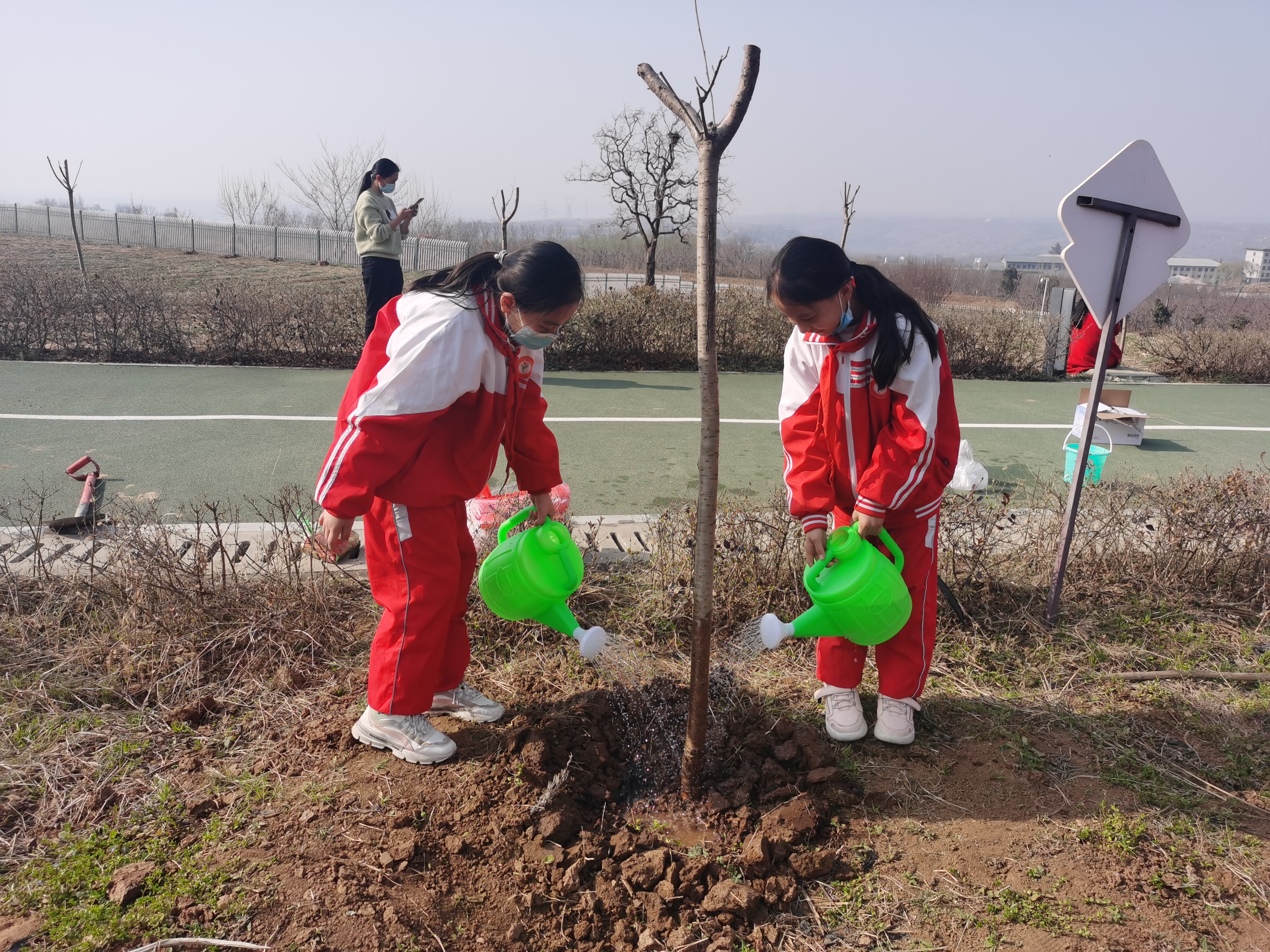 陕西渭南：拥抱大秦岭 做植树护绿小卫士_fororder_微信图片_20220310200846