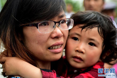 6月8日,没有中签的家长袁佳在合肥森林海幼儿园抽签摇号结束后流泪.