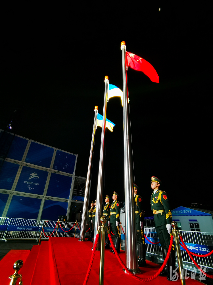 张家口颁奖广场升旗团队圆满完成冬奥会和冬残奥会任务，来看国旗飘飘的背后