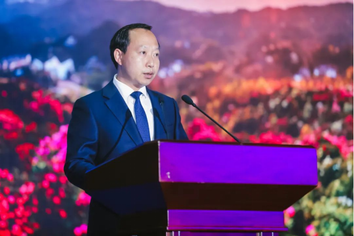 旅游宣传推介张东在推介中讲到,百里杜鹃位于贵州省西北部,毕节市中部