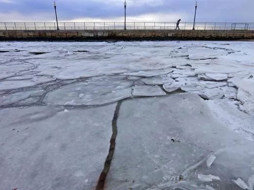 马萨诸塞州位于塔博堡（Fort Taber）公园的港口水面结起了冰。_fororder_03
