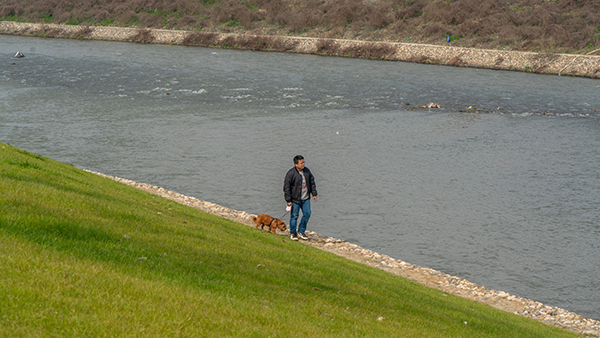居民在河边散步 供图 成都市双流区委宣传部如今,漫步于整修一新的