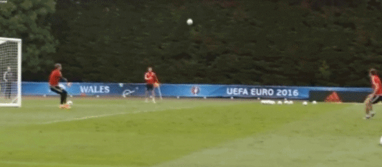 贝尔训练惊现凌空剪刀脚 英格兰你怕了吗(gif)