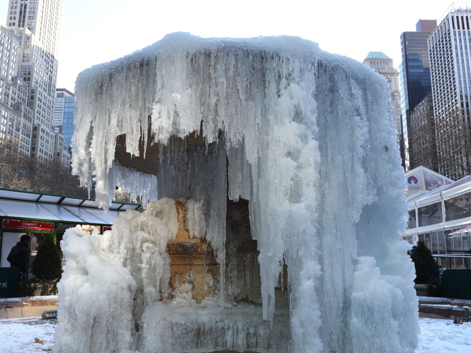 纽约市布莱恩特公园的一处喷泉被冻住_fororder_skynews-new-york-cold-weather_4197202
