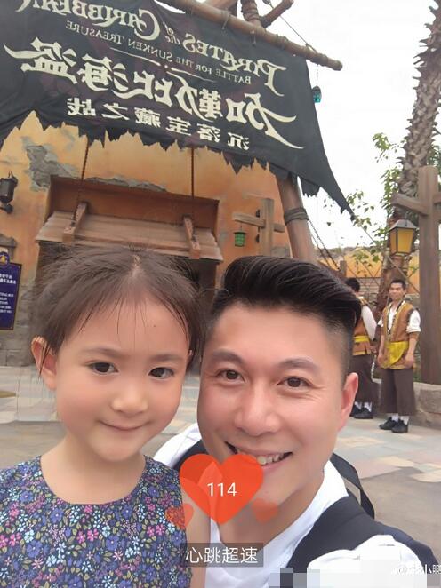 长大了！李小鹏带女儿游迪士尼 奥莉变瓜子脸