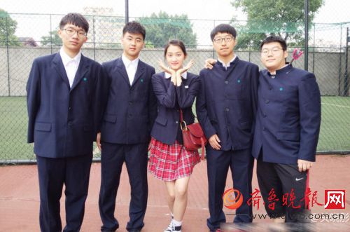 关晓彤晒毕业照颜值瞩目 揭秘关晓彤个人资料家庭背景