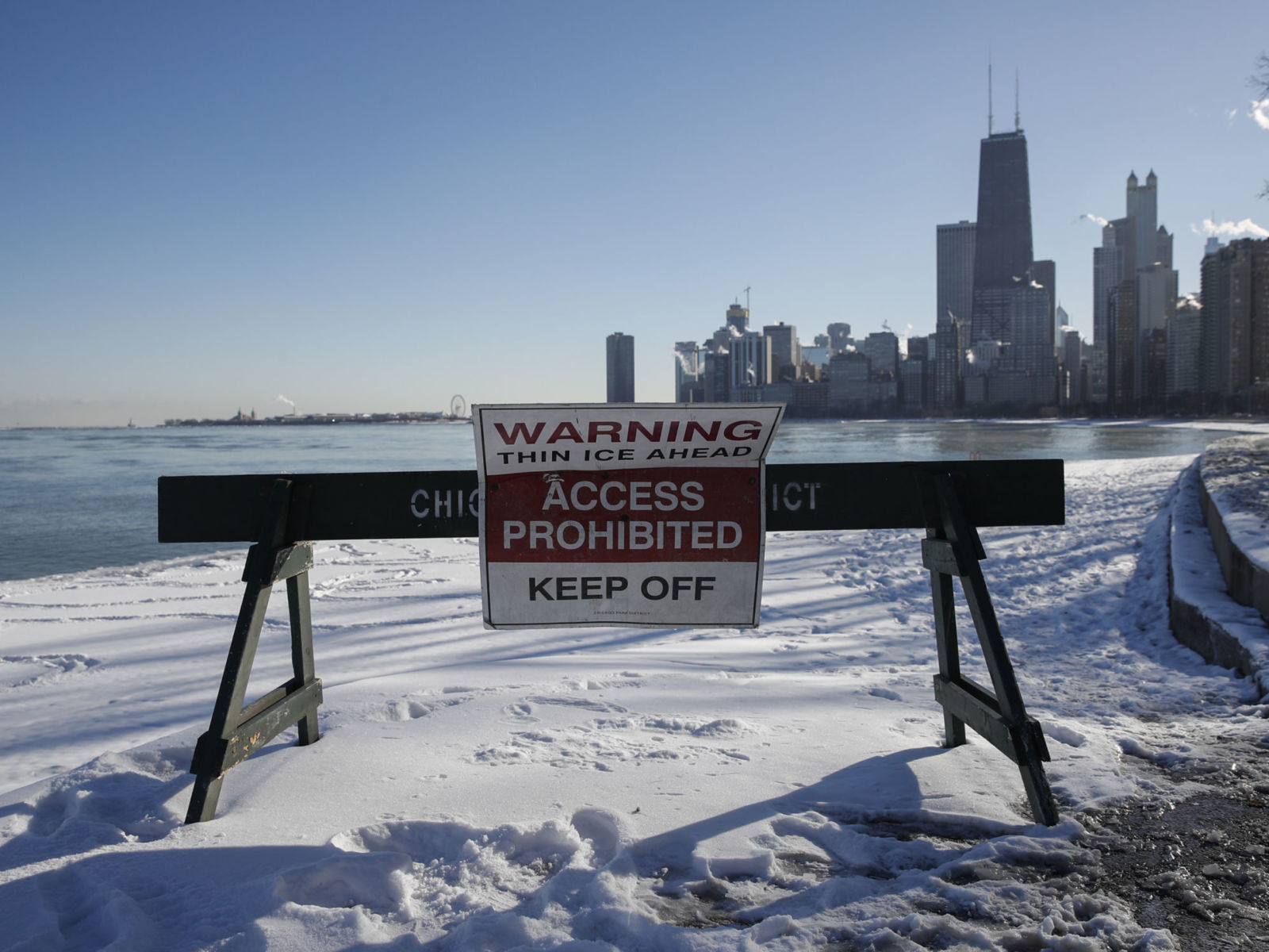 芝加哥一处湖滨树立警告牌_fororder_skynews-chicago-weather-snow_4193961