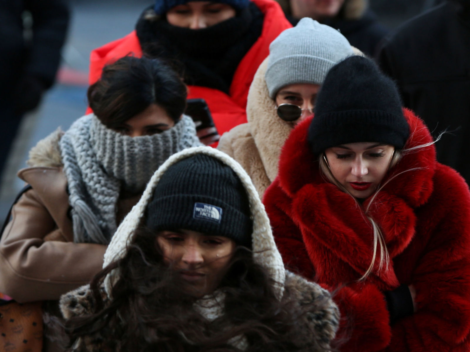 时代广场的人们包裹的严严实实应对严寒_fororder_skynews-new-york-winter-cold_4193962