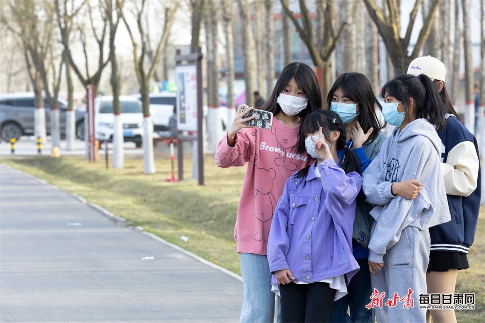 【焦點圖輪播+慶陽列表+移動端列表】西峰區：大地染春色 市民踏青忙