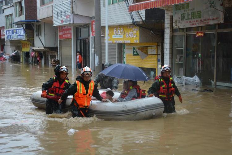 贵州毕节遭暴雨袭击 消防横渡洪水救人