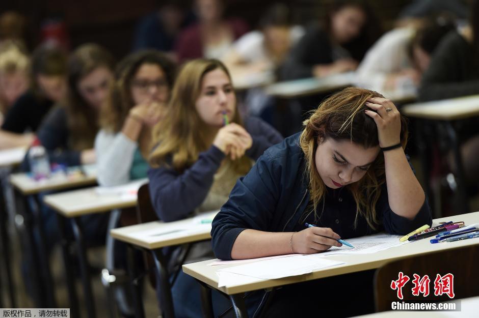 法国高中生毕业考试开考 学生认真对待