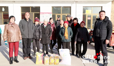 【忻州专题 标题+摘要】忻州市委政法委扶贫队入帮扶村送温暖