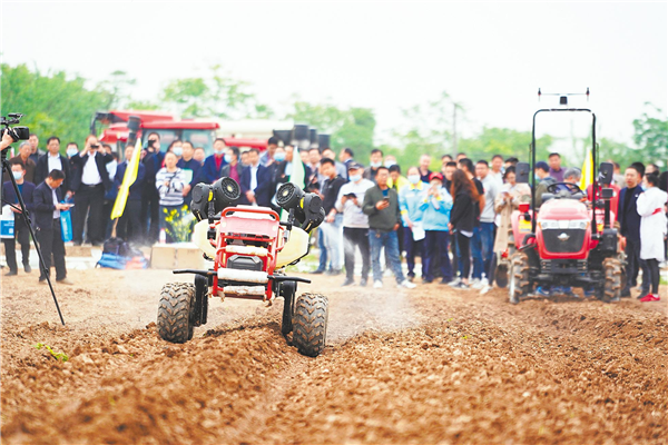 今年春耕很“新潮”——无人农机耕田 专家直播授技_fororder_01