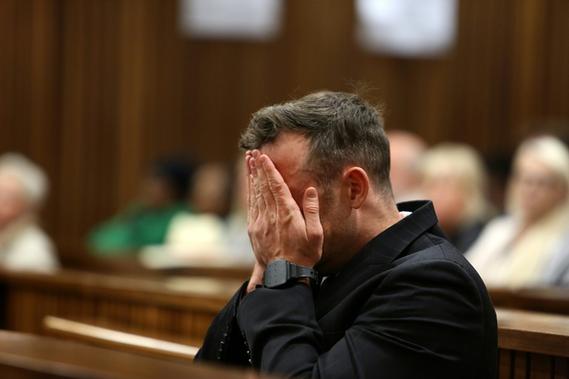 刀锋战士泪洒法庭 摘护具行走触目惊心