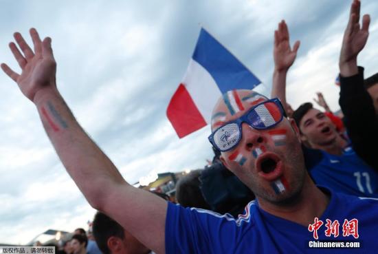 球迷又闹事 警察在法国里尔对球迷使用催泪弹