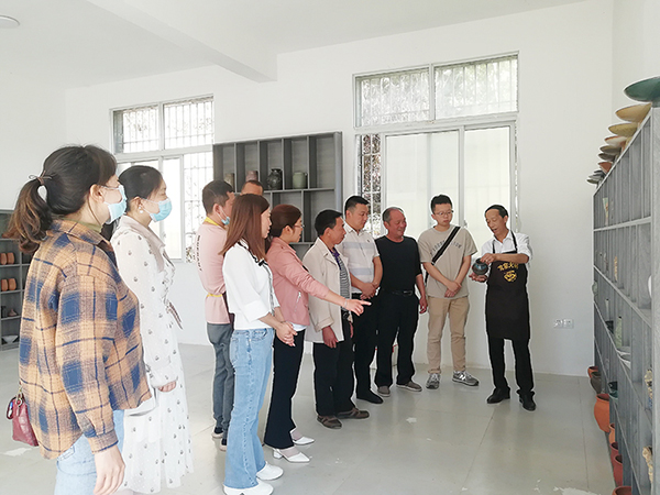 自贡富顺：童寺镇陶艺助力旅游发展_fororder_1兰章树（右一）介绍陶艺文化