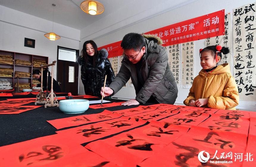 河北迁安：挥墨迎新春 祝福暖人心