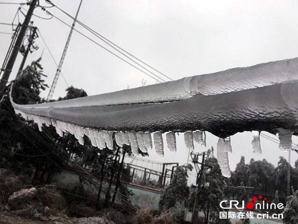 （焦點圖/社會）凝凍襲銅仁 電線覆冰厚達6釐米 電力工人風餐露宿搶修