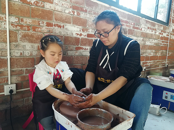 自贡富顺：童寺镇陶艺助力旅游发展_fororder_2小朋友学习陶艺现场