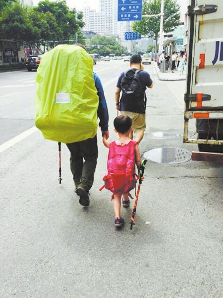 4歲背包客將帶傷疤徒步挑戰川藏線 爸媽回應質疑